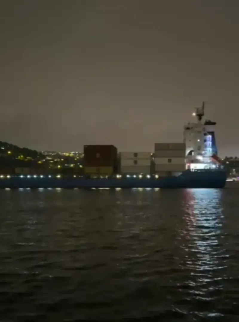 İstanbul Boğazı’nda Arıza Yapan Kuru Yük Gemisi Kontrolsüz Sürüklenerek Ters Döndü