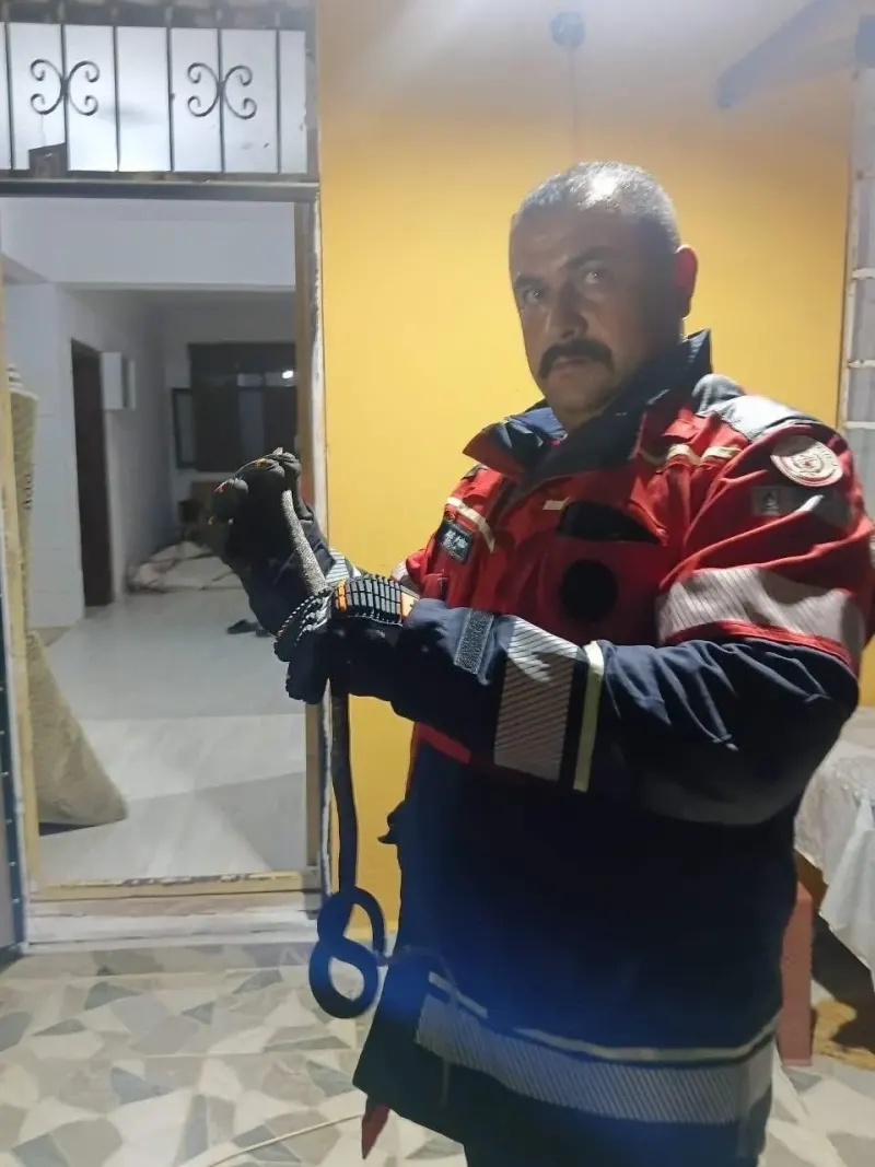 Hatay Hassa'da Evde Beliren Yılan İtfaiye Tarafından Yakalandı