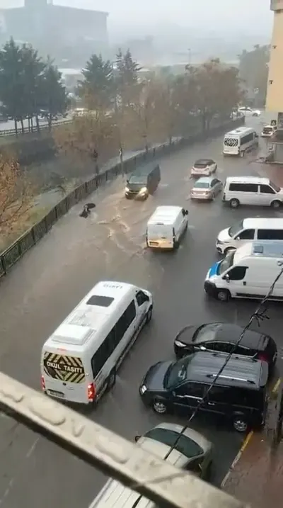 Esenyurt'ta Sağanak Yağış Nedeniyle Suya Kapılan Kadın Son Anda Kurtarıldı