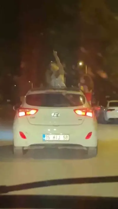 Karabükte Otomobil Camından ve Tavandan Sarkarak Dans Eden Kadınların Tehlikeli Yolculuğu Kamerada