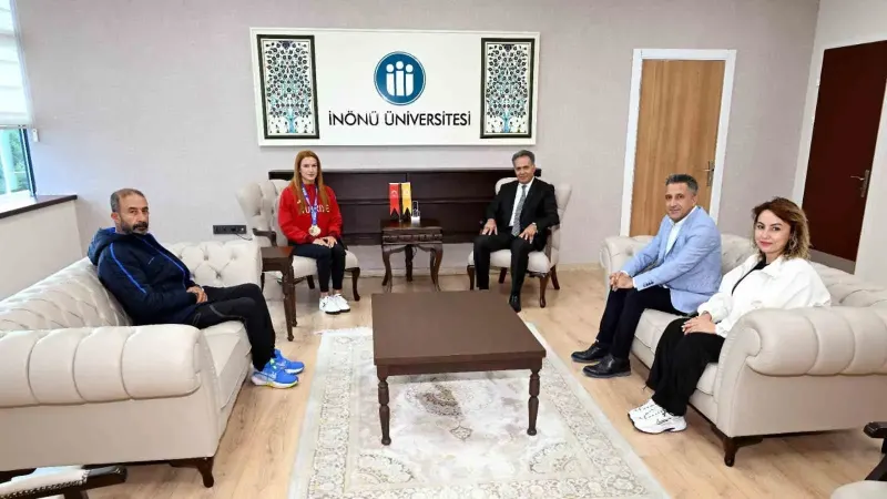 Avrupa Şampiyonu Millî Boksör Hatice Akbaş'tan Üniversiteye Ziyaret