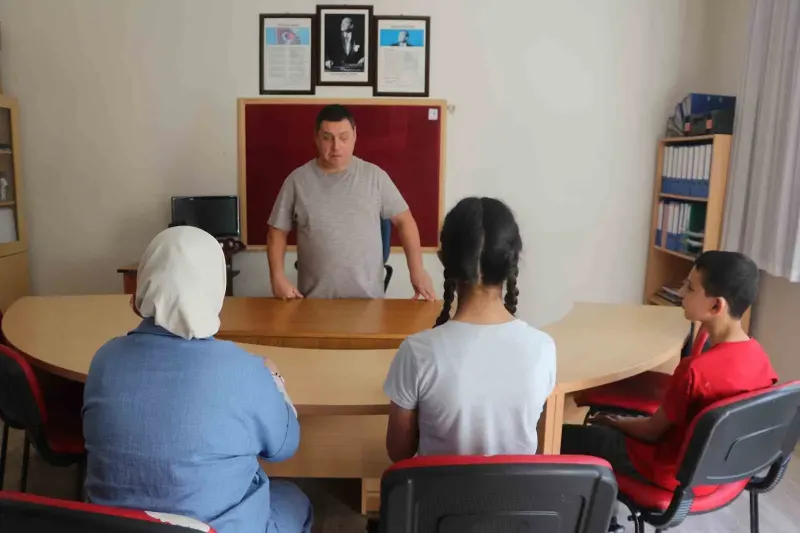 Görme Engelli Öğretmen Hasan Akyürek Yirmi Yıldır Öğrencilerine Işık Oluyor