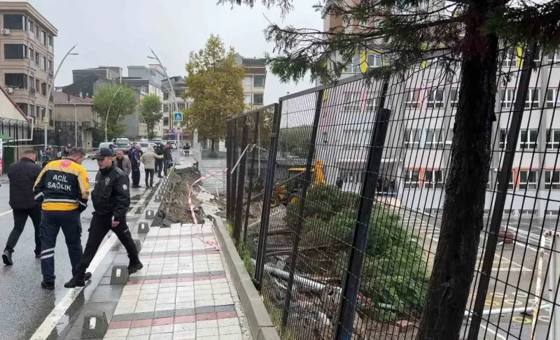Sultangazi'de Kuvvetli Yağış Sonrası Okulun İstinat Duvarı Çöktü