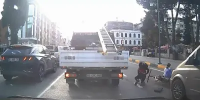 Trabzon'da Elektrikli Bisikletli Çocukların Minibüse Çarpma Anı Kamerada