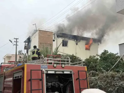 Mersin Tarsus'ta İki Katlı Evin Çatı Katında Çıkan Yangın Paniğe Neden Oldu