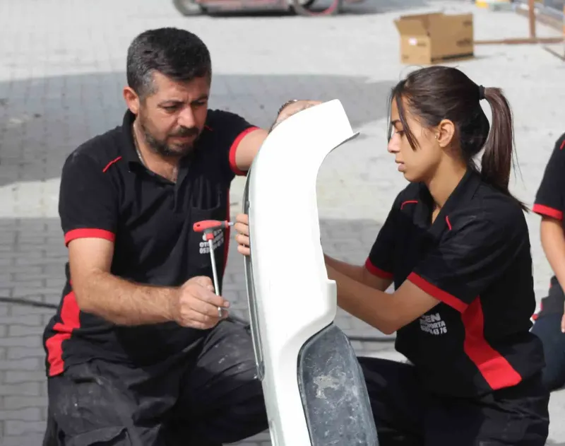 Konya'da Babasının Yolundan Giden 17 Yaşındaki Genç Kız Ağır Vasıta Kaportacısı Oldu