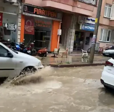 Erdek İlçesinde Sağanak Yağış Sonrası Hükümet Caddesi Sular Altında Kaldı