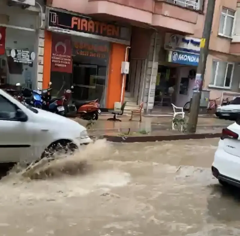 Erdek İlçesinde Sağanak Yağış Sonrası Hükümet Caddesi Sular Altında Kaldı