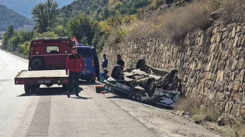 Karabük'te Kaya Parçalarından Kaçan Otomobil Duvara Çarptı: 3 Yaralı