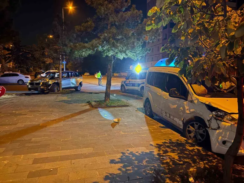 Kayseri Melikgazi'de İki Araç Çarpıştı: 4 Yaralı