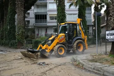 Kuşadası’nda Şiddetli Fırtına Sonrası Belediyeden Geniş Çaplı Temizlik Seferberliği