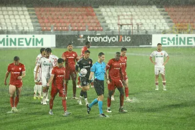 Ümraniyespor ve Boluspor Karşılaşmasında Şiddetli Yağmur Engeli