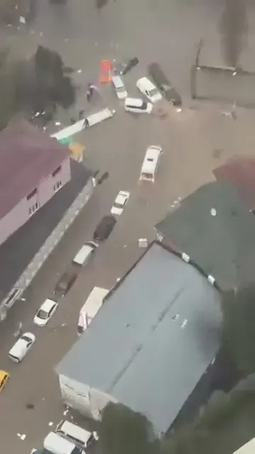 İstanbul Sarıyer'de Şiddetli Sağanak Nedeniyle Onlarca Araç Su Altında Kaldı