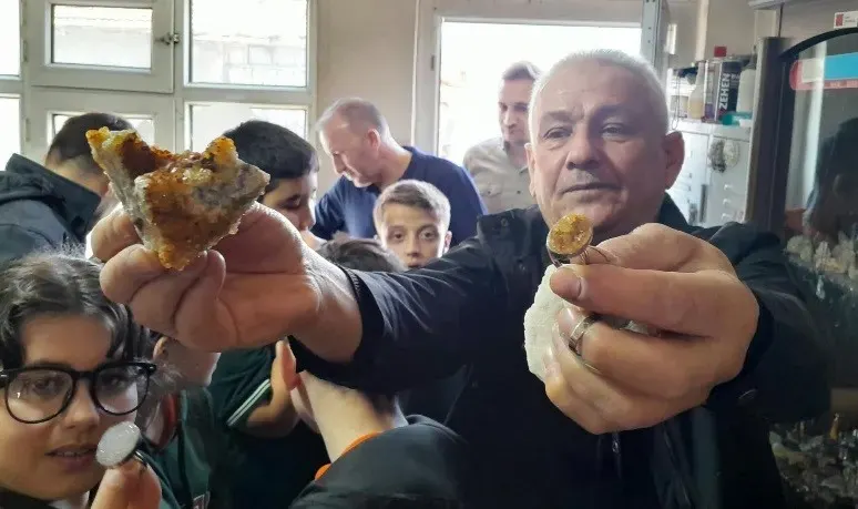 Tavşanlılı Öğrencilerden Taş Sanatçısı ve Doğal Taş Ustasına Ziyaret