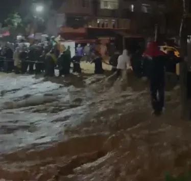 İstanbul Sarıyer'de Dere Taştı, Mahsur Kalanlar Halatlarla Kurtarıldı