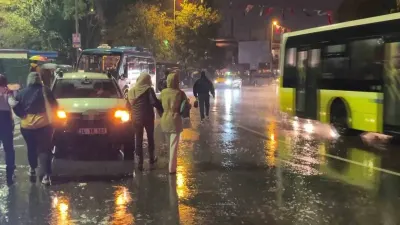İstanbul'da Sağanak Yağış Ve Fırtına Hayatı Olumsuz Etkiledi