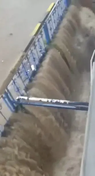 Sarıyer Ayazağa'da Sağanak Yağış Nedeniyle İstinat Duvarı Şelaleye Döndü