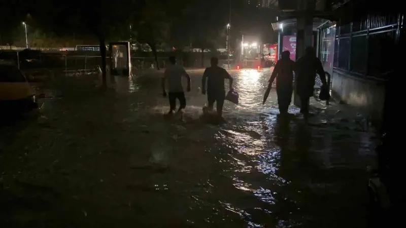 Sarıyer Ayazağa'da Şiddetli Sağanak Yağış Su Baskınlarına ve Elektrik Kesintilerine Yol Açtı