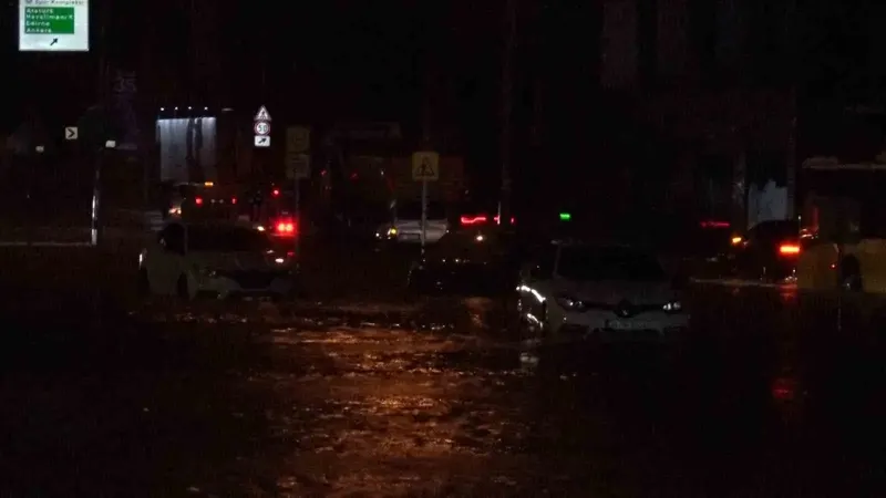 Sarıyer’de Şiddetli Sağanak Yağış Kemerburgaz Caddesi’ni Göle Çevirdi