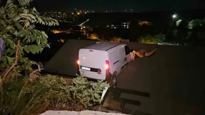 Sarıyer’de Kontrolden Çıkan Hafif Ticari Araç Evin Çatısına Düştü