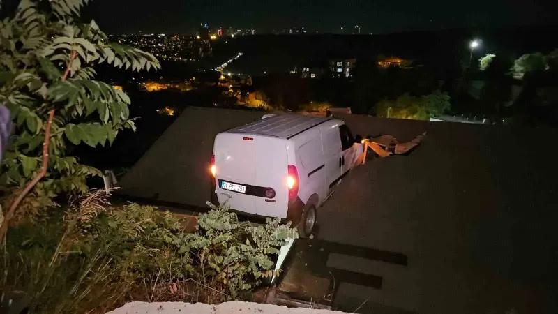 Sarıyer’de Kontrolden Çıkan Hafif Ticari Araç Evin Çatısına Düştü