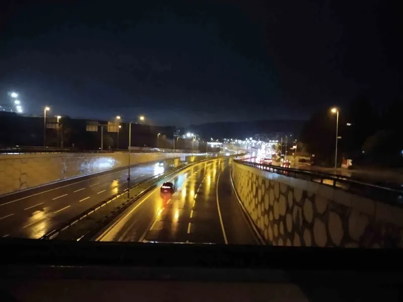 Şile Otoyolu Çekmeköy Mevkiinde Su Taşkını Nedeniyle Ulaşım Kapatıldı