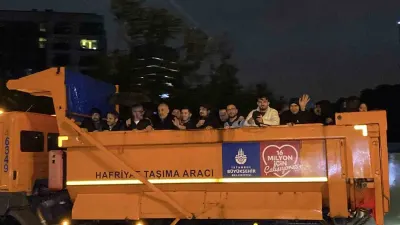 Sarıyer Ayazağa'da Şiddetli Yağmur Nedeniyle Mahsur Kalan 200 Çalışan Kamyonlarla Tahliye Edildi