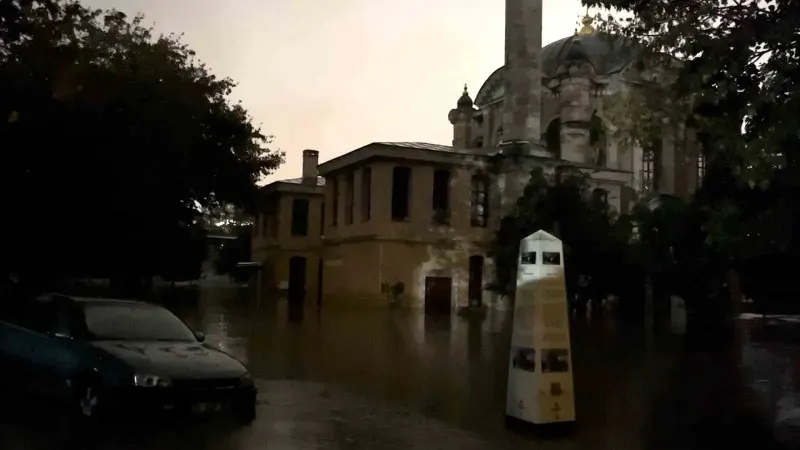 Şiddetli Yağış Sonrası Kağıthane Deresi Taştı: Tarihi Cami Su Altında Kaldı
