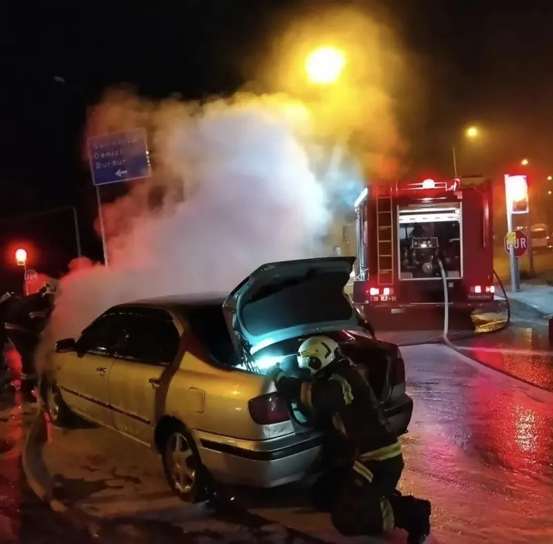 Denizli Acıpayam'da Otomobil Yangını Paniğe Neden Oldu