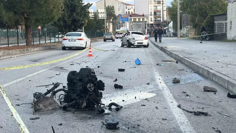 Burdur'da İki Otomobilin Çarpıştığı Kazada Motor Yola Fırladı, Sürücü Ağır Yaralandı