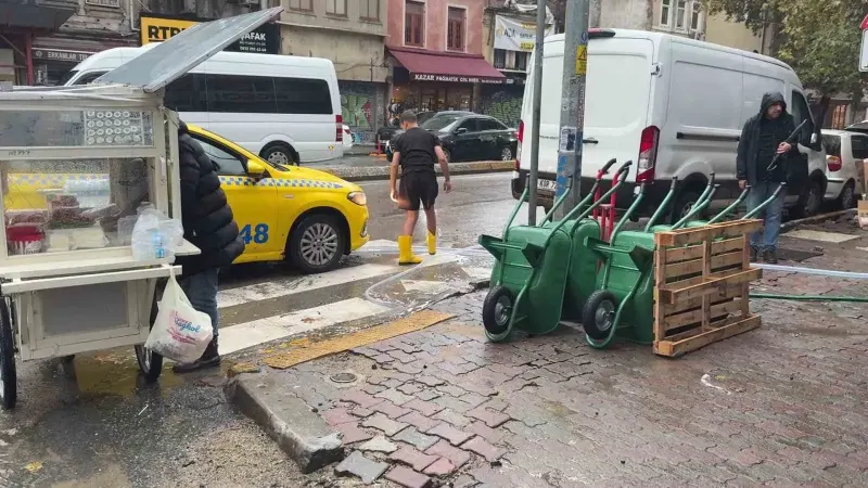Beyoğlu Esnafı Sağanak Yağış Sonrası Dükkanlarını Su Altında Buldu
