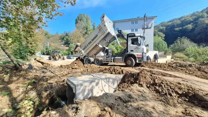 Düzce'de Dokuzdeğirmen Köyü Grup Yoluna Kutu Menfez Yerleştirildi