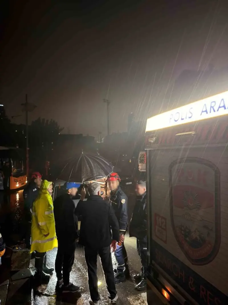 İstanbul'da Sağanak Yağış Sebebiyle Mahsur Kalanlara PAK Ekiplerinden Destek