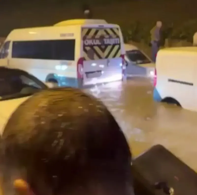 Ümraniye'de Şiddetli Yağış Nedeniyle Sürücüler Su Birikintisinde Mahsur Kaldı