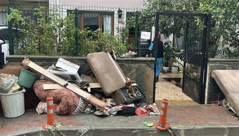 Beykoz'da Şiddetli Sağanak Yağış Sonrası Evleri Su Bastı