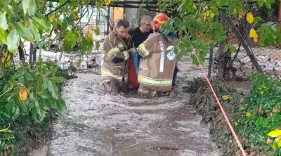 Bursa İznik te Sel Sularında Mahsur Kalan Üç Kişi Kurtarıldı