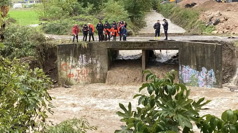 Kocaeli Başiskele'de Kiraz Çayı'na Düşen Araç ve Kayıp Kişi İçin Arama Çalışması Başlatıldı