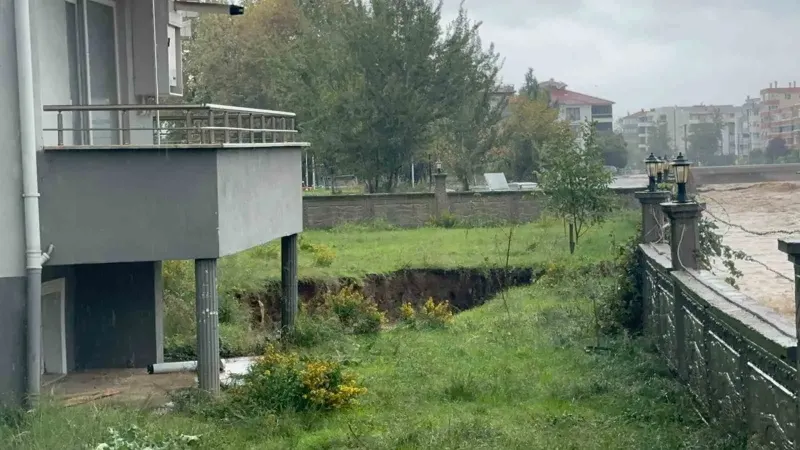 Yalova Teşvikiye'de Toprak Çökmesi Yaşandı, Beş Katlı Bina Tedbir Amaçlı Boşaltıldı