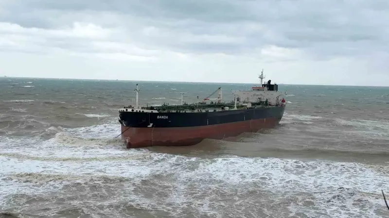 İstanbul Karadeniz Kıyısında BANDA İsimli Petrol Tankeri Karaya Oturdu
