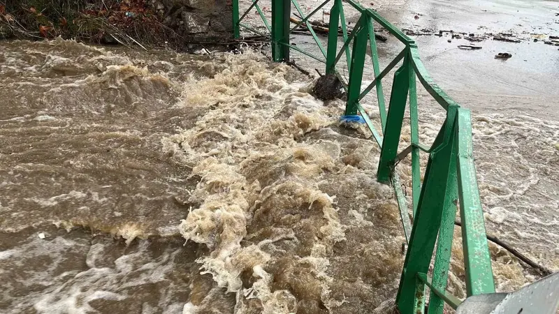 Bursa'da Şiddetli Sağanak Yağış Tarihi Cumalıkızık Mahallesi'nde Dereyi Taşırdı
