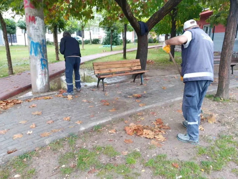 Şehzadeler Belediyesi Ekiplerinden Yağmur Sonrası Yoğun Temizlik Mesaisi