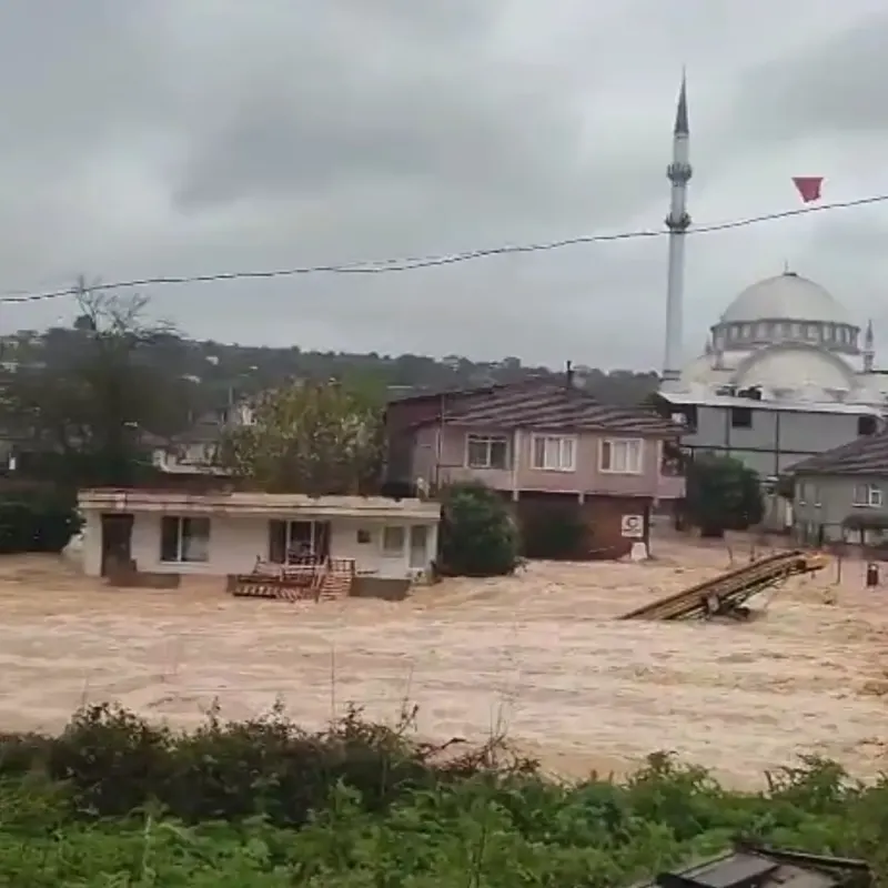 Karasu Darıçayırı Mahallesi’nde Sağanak Yağış Sele Dönüştü