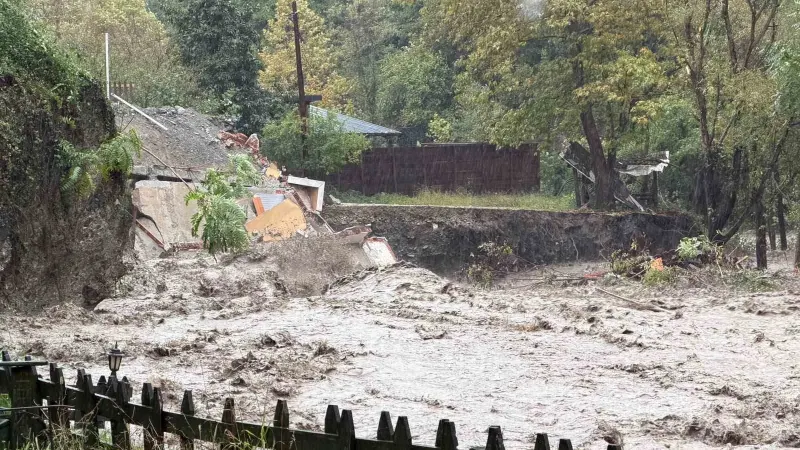 Sakarya Sapanca'da Şiddetli Yağış Sel Sularına Neden Oldu Ve Ev Yıkıldı