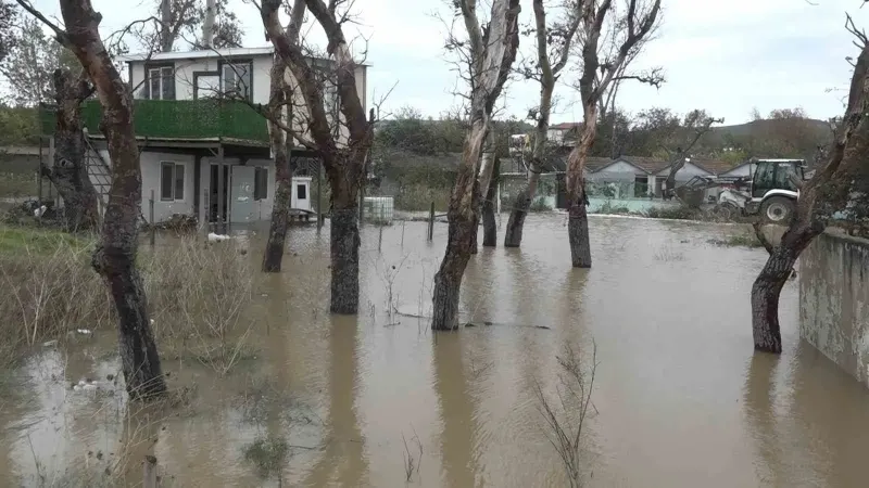 Bursa Mudanya'da Sağanak Yağış Nedeniyle Dereler Taştı, Ev ve İş Yerlerini Su Bastı