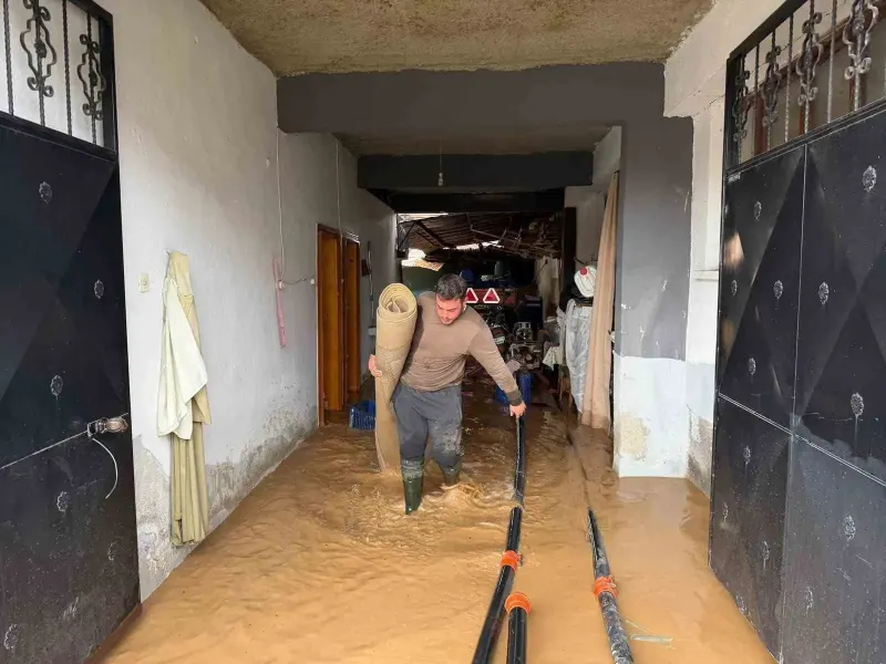 Bursa İznik'te Şiddetli Yağış Sonucu Kara Dere Taştı