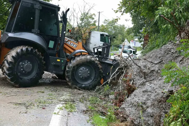 Osmangazi Belediyesi Ekiplerinden Kırsal Bölgedeki Toprak Kaymasına Hızlı Müdahale