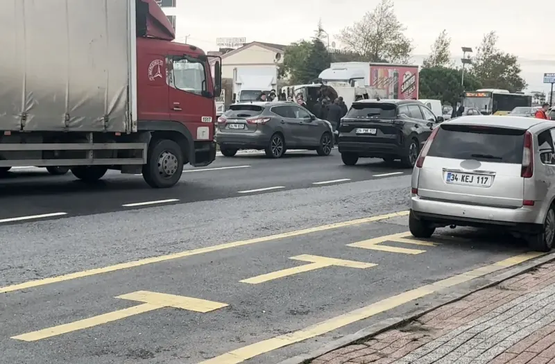 E-5 Karayolunda Kontrolden Çıkan Kamyon Bariyerlere Çarparak Devrildi