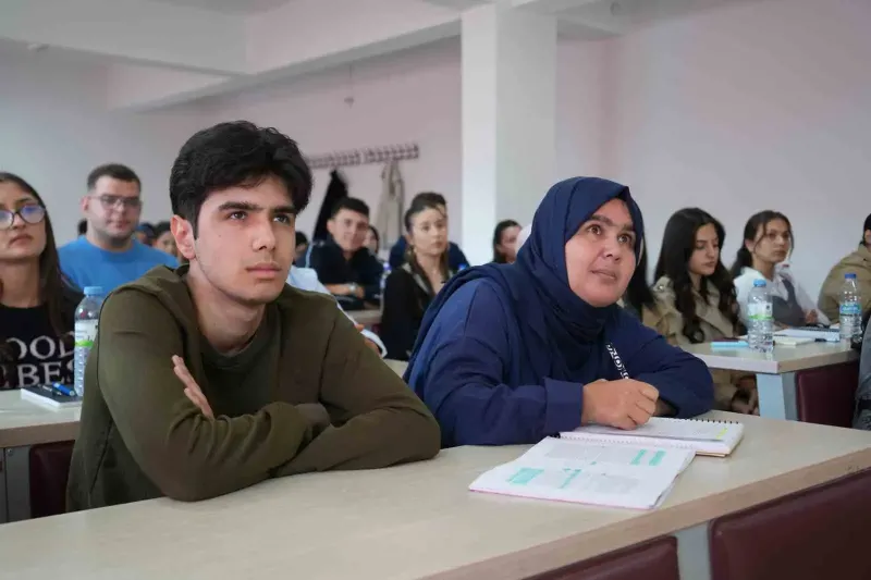 Adana'da Yaşayan Anne Ve Oğlu Niğde'de Aynı Bölümde Sınıf Arkadaşı Oldu