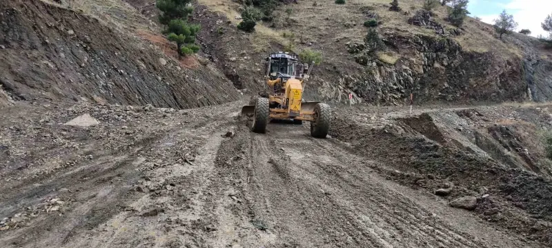 Kayseri Büyükşehir Belediyesi Ekiplerinden Yahyalı-Kapuzbaşı Yolunda Hızlı Temizlik Çalışması