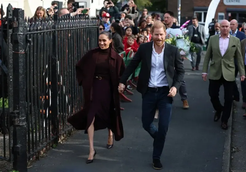 İngiltere'ye Geri Dönen Prens Harry ve Meghan Yıllar Sonra İlk Kez Halkla Buluştu